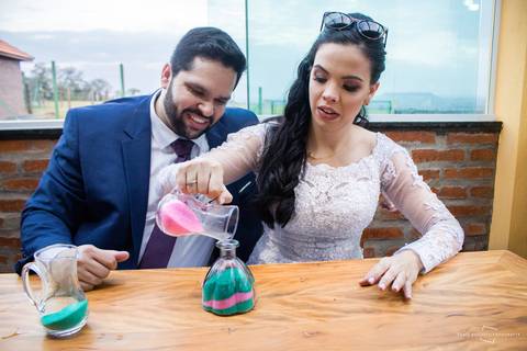 cerimônia das areias em casamento street wedding, areias coloridas para o dia do casamento, cerimônia das areias é realizado por fotógrafa em casamento street wedding, fotógrafa da região é a unica fotógrafa licenciada em street wedding, casamento ar livr'