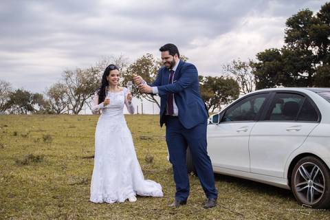 brinde de casamento com champagne ao ar livre, casamento intimista, champagne de casamento, noivo abre champanhe em casamento ao ar livre'