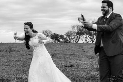 champagne estourando, abrindo champagne de casamento, noivo abre champagne em casamento ao ar livre'