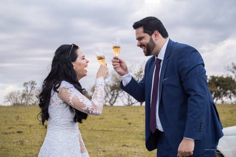 brinde dos noivos após cerimônia de casamento ao ar livre'