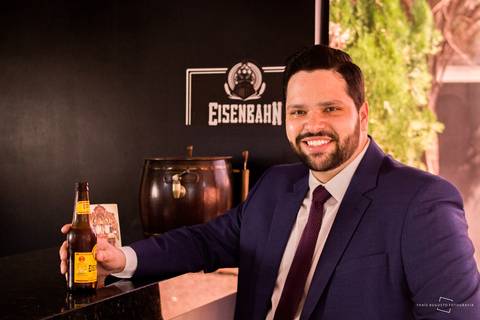 noivo fazendo making of no barbados bauru - cerveja no bar do barbados, noivo tomando cerveja no making of'