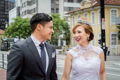 noivos felizes andando em ensaio fotográfico na avenida paulista em são paulo'