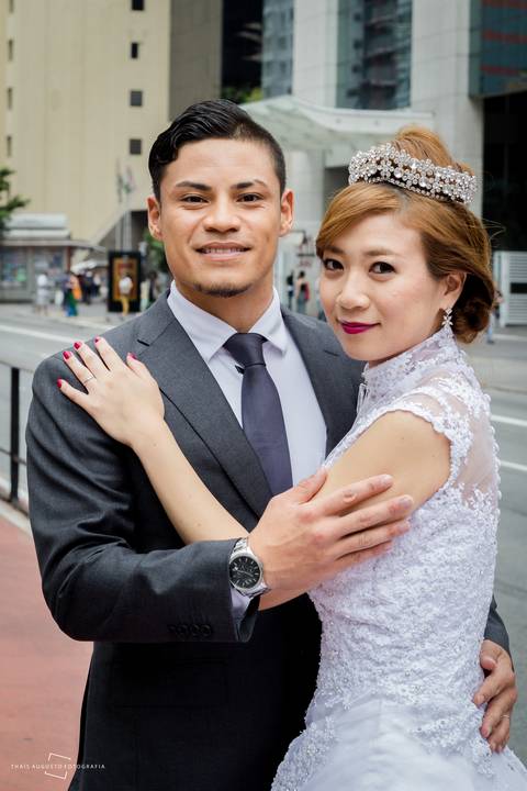 casal japonês vem para o brasil ser fotografado por uma fotógrafa brasileira e se casam nas ruas de são paulo, avenida paulista. '