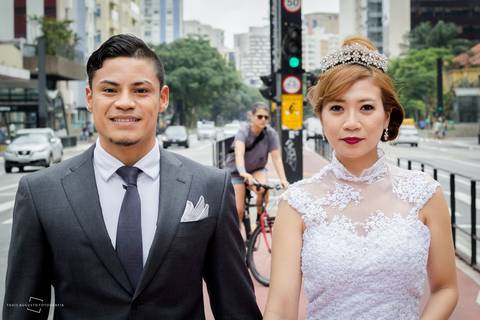 descontração na avenida paulista, recebe casamento de casal japones, e fotografa realiza ensaio fotográfico.'