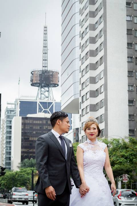 avenida paulista; antena parabolica, casal de noivos japoneses, se casam na cidade de São Paulo e fotografa de casamento registra, Thais Augusto Fotografia.'
