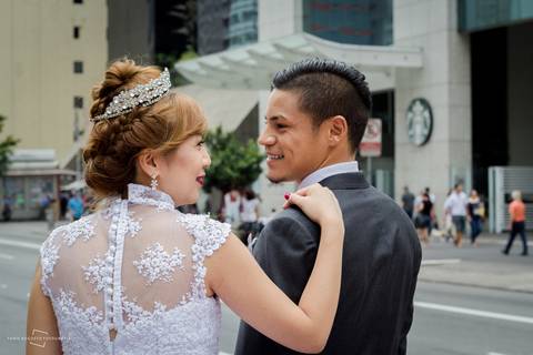 starbucks, avenida paulista, noivos, ensaio street wedding, casamento é realizado na cidade por thais augusto fotografia'