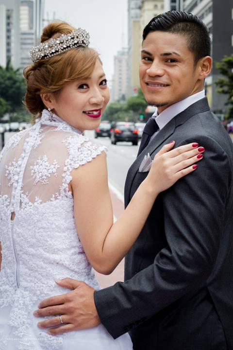 making of street wedding realizado na cidade de São Paulo, casamento realizado nas ruas de São Paulo, avenida Paulista em São Paulo, evento fotográfico realizado por fotógrafa de Bauru inova fazendo street wedding para casal japoneses. Casal Japonês.'