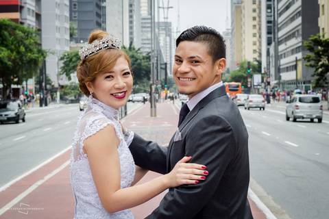 making of street wedding realizado na cidade de São Paulo, casamento realizado nas ruas de São Paulo, avenida Paulista em São Paulo, evento fotográfico realizado por fotógrafa de Bauru inova fazendo street wedding para casal japoneses. Casal Japonês.'
