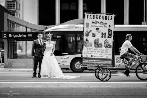 tabacaria, bicicleta, carros, onibus fazem parte de cenário para street wedding, ensaio fotográfica e casamento é realizado na avenida Paulista na cidade de São Paulo.'
