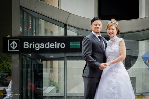 Metrô, estação brigadeiro faz parte de cenário em street wedding no brasil, fotógrafa licenciada registra casamento de casal japonês na cidade de São Paulo.'