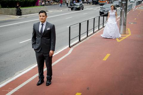 making of street wedding realizado na cidade de São Paulo, casamento realizado nas ruas de São Paulo, avenida Paulista em São Paulo, evento fotográfico realizado por fotógrafa de Bauru inova fazendo street wedding para casal japoneses. Casal Japonês.'