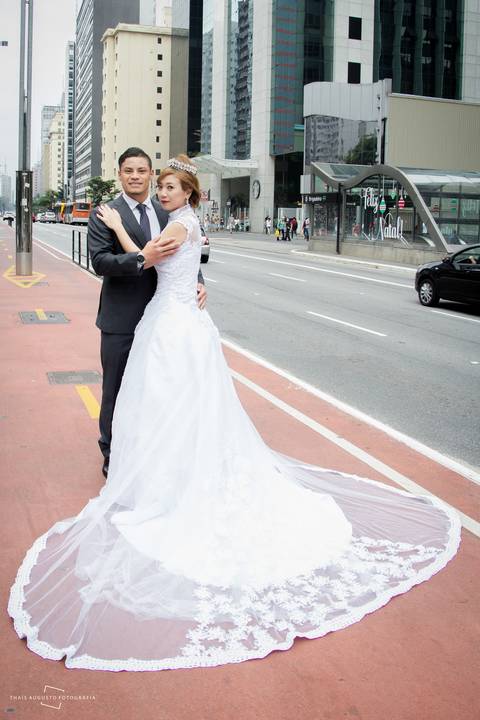 making of street wedding realizado na cidade de São Paulo, casamento realizado nas ruas de São Paulo, avenida Paulista em São Paulo, evento fotográfico realizado por fotógrafa de Bauru inova fazendo street wedding para casal japoneses. Casal Japonês.'