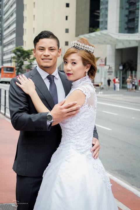 Metrô, estação brigadeiro faz parte de cenário em street wedding no brasil, fotógrafa licenciada registra casamento de casal japonês na cidade de São Paulo.'