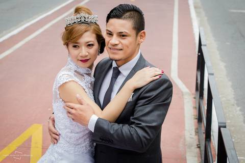 Metrô, estação brigadeiro faz parte de cenário em street wedding no brasil, fotógrafa licenciada registra casamento de casal japonês na cidade de São Paulo.'