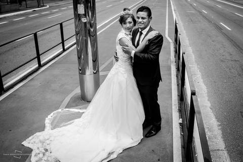 Metrô, estação brigadeiro faz parte de cenário em street wedding no brasil, fotógrafa licenciada registra casamento de casal japonês na cidade de São Paulo.'