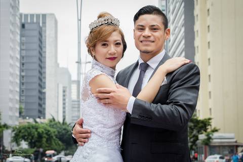 Metrô, estação brigadeiro faz parte de cenário em street wedding no brasil, fotógrafa licenciada registra casamento de casal japonês na cidade de São Paulo.'