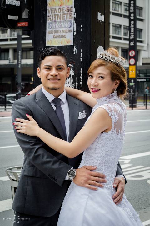 Metrô, estação brigadeiro faz parte de cenário em street wedding no brasil, fotógrafa licenciada registra casamento de casal japonês na cidade de São Paulo.'