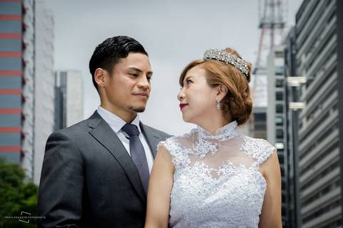 Metrô, estação brigadeiro faz parte de cenário em street wedding no brasil, fotógrafa licenciada registra casamento de casal japonês na cidade de São Paulo.'