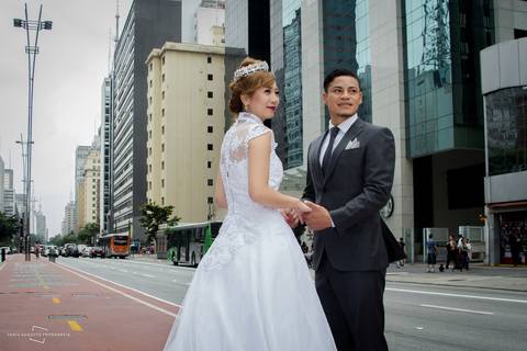 prédios, avenida paulista, Metrô, estação brigadeiro faz parte de cenário em street wedding no brasil, fotógrafa licenciada registra casamento de casal japonês na cidade de São Paulo.'