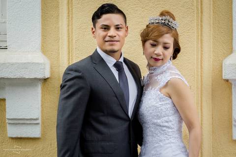 Metrô, estação brigadeiro faz parte de cenário em street wedding no brasil, fotógrafa licenciada registra casamento de casal japonês na cidade de São Paulo.'