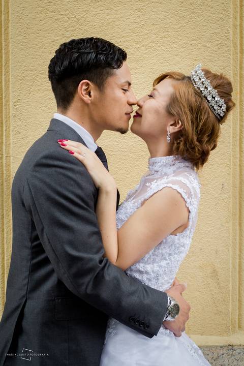 Metrô, estação brigadeiro faz parte de cenário em street wedding no brasil, fotógrafa licenciada registra casamento de casal japonês na cidade de São Paulo.'