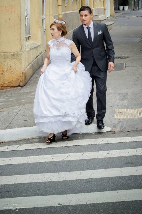 noivos atravessando a rua na avenida paulista em são paulo'
