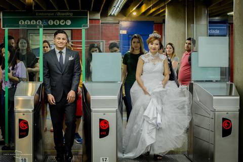acesso ao metrô da estação brigadeiro na avenida paulista cidade de são paulo noivos se casam na rua e ensaio fotografico é realizado'