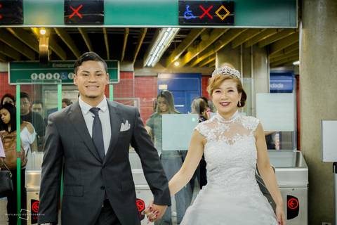 Metrô, estação brigadeiro faz parte de cenário em street wedding no brasil, fotógrafa licenciada registra casamento de casal japonês na cidade de São Paulo.'