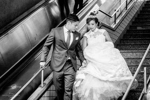 escada da estação brigadeiro da avenida paulista noivos japoneses são flagrados descendo as escadas.'