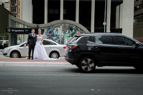 Metrô, estação brigadeiro faz parte de cenário em street wedding no brasil, fotógrafa licenciada registra casamento de casal japonês na cidade de São Paulo.'