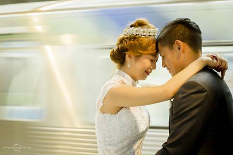 metrô em velocidade e casal de noivos, viram cenário fotográfico para fotógrafa licenciada em Bauru que realiza casamento na cidade de são paulo, avenida paulista estação brigadeiro da avenida paulista.'