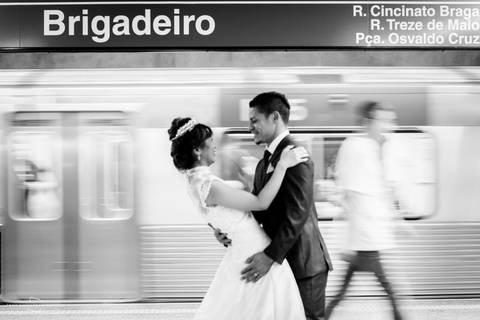 metrô em velocidade e casal de noivos, viram cenário fotográfico para fotógrafa licenciada em Bauru que realiza casamento na cidade de são paulo, avenida paulista estação brigadeiro da avenida paulista.'