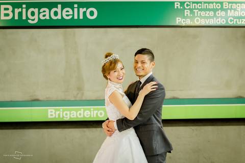 metrô em velocidade e casal de noivos, viram cenário fotográfico para fotógrafa licenciada em Bauru que realiza casamento na cidade de são paulo, avenida paulista estação brigadeiro da avenida paulista.'