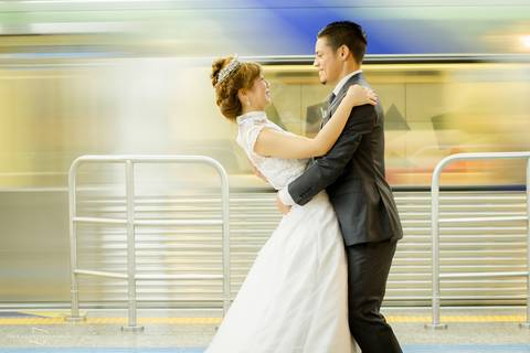 metrô em velocidade e casal de noivos, viram cenário fotográfico para fotógrafa licenciada em Bauru que realiza casamento na cidade de são paulo, avenida paulista estação brigadeiro da avenida paulista.'