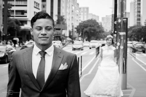 Noivo a espera da chegada da noiva, casamento na avenida Paulista na cidade de São Paulo surpreende com fotografica de casamento, noivo esperando a noiva. Street Wedding, Casamento em São Paulo.'