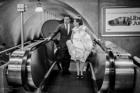 metrô em velocidade e casal de noivos, viram cenário fotográfico para fotógrafa licenciada em Bauru que realiza casamento na cidade de são paulo, avenida paulista estação brigadeiro da avenida paulista.'