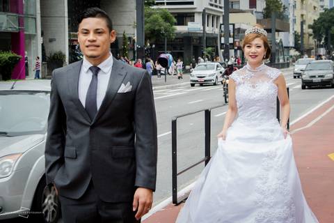 making of street wedding realizado na cidade de São Paulo, casamento realizado nas ruas de São Paulo, avenida Paulista em São Paulo, evento fotográfico realizado por fotógrafa de Bauru inova fazendo street wedding para casal japoneses. Casal Japonês.'