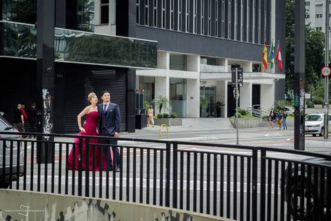 making of street wedding realizado na cidade de São Paulo, casamento realizado nas ruas de São Paulo, avenida Paulista em São Paulo, evento fotográfico realizado por fotógrafa de Bauru inova fazendo street wedding para casal japoneses. Casal Japonês.'