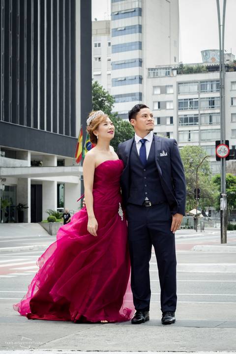 ponte, bandeiras, casamento, ensaio fotográfico, na paulista é bem urbano, casamento realizado ao ar livre.'
