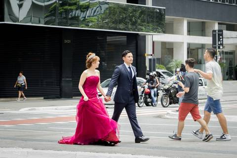 making of street wedding realizado na cidade de São Paulo, casamento realizado nas ruas de São Paulo, avenida Paulista em São Paulo, evento fotográfico realizado por fotógrafa de Bauru inova fazendo street wedding para casal japoneses. Casal Japonês.'