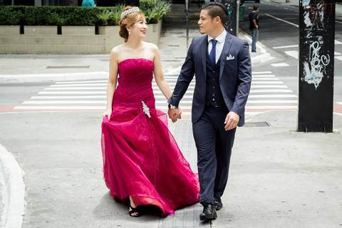 noivos caminhando na avenida paulista em são paulo'