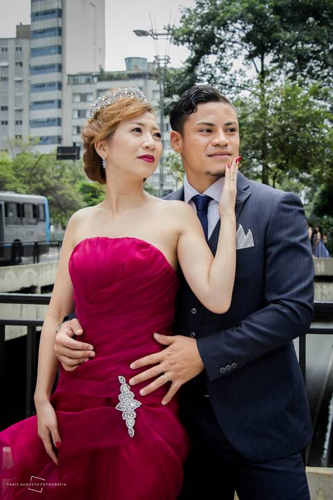 making of noiva, vestido de noiva rosa, vestido de noiva diferente, make noiva, ensaio street wedding, casamento realizado na cidade de São paulo. noivos a rigor se casam street wedding na cidade de São Paulo, avenida paulista'