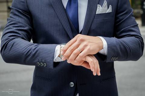 making of noivo - terno de noivo - terno azul de noivo - noivo se arrumando - casamento - wedding day - gravata - relógio'