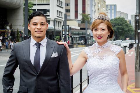making of street wedding realizado na cidade de São Paulo, casamento realizado nas ruas de São Paulo, avenida Paulista em São Paulo, evento fotográfico realizado por fotógrafa de Bauru inova fazendo street wedding para casal japoneses. Casal Japonês.'