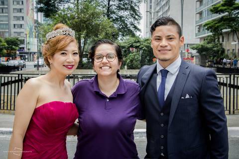 casal japonês vem para o Brasil para ser fotografados pela fotógrafa licenciada em street wedding e casamento é realizado ao ar livre, super intimista e cheio de personalidade ao casal, fotos foram feitas na avenida paulista em são paulo, teve metrô e mto'