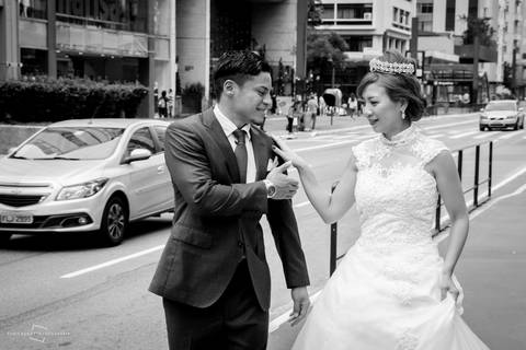 noivo beija mão da noiva na avenida Paulista, casamento é realizado na rua em frente a todos. vestido de noiva, terno de noivo, traje a rigor para noivos e casamento. street wedding, casamento em São Paulo'