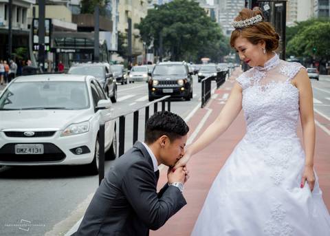 making of street wedding realizado na cidade de São Paulo, casamento realizado nas ruas de São Paulo, avenida Paulista em São Paulo, evento fotográfico realizado por fotógrafa de Bauru inova fazendo street wedding para casal japoneses. Casal Japonês.'