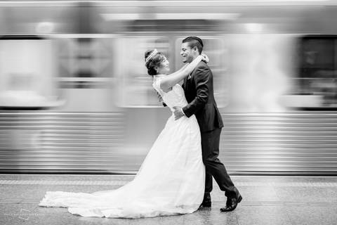 metrô em velocidade e casal de noivos, viram cenário fotográfico para fotógrafa licenciada em Bauru que realiza casamento na cidade de são paulo, avenida paulista estação brigadeiro da avenida paulista.'