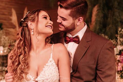 Retrato dos noivos na mesa do bolo'