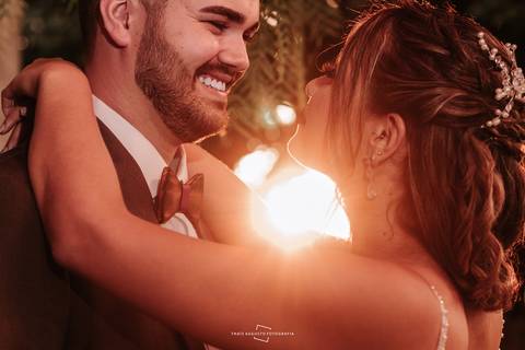 Retrato dos noivos no por do sol'